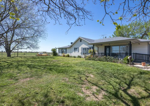 Photo 3 of House for sale at 1006 County Road 2475, Alvord, TX 76225 | MLS# 20583676 | Listing updated on 2026-08-03