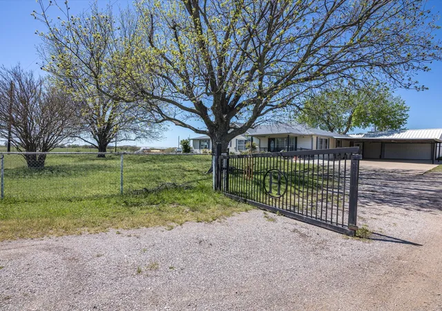 Photo 4 of House for sale at 1006 County Road 2475, Alvord, TX 76225 | MLS# 20583676 | Listing updated on 2026-08-03