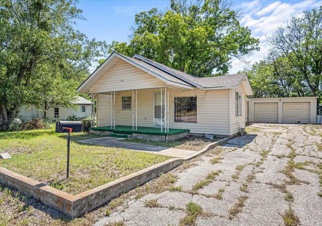 Homes for sale in Eastland, TX | 720 N Seaman St, Eastland, TX 76448 | MLS# 20618392