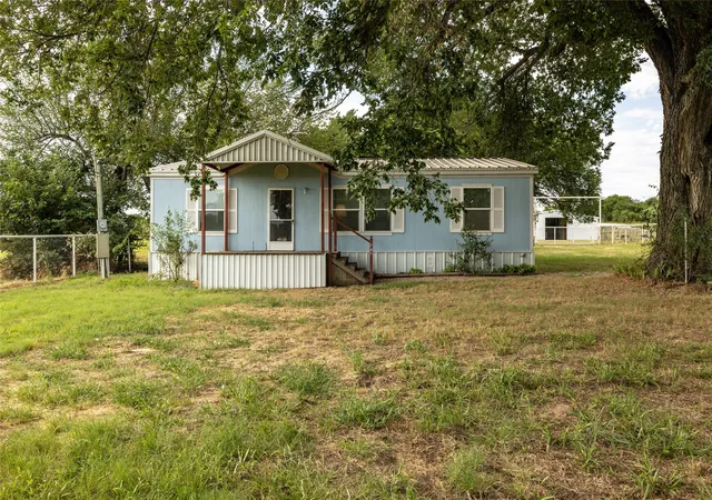 Photo 3 of Manufactured home for sale at 207 Lazy B Ln, Springtown, TX 76082 | MLS# 20708932 | Listing updated on 2026-10-01