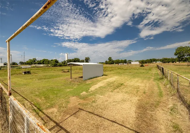 Photo 3 of Manufactured home for sale at 207 Lazy B Ln, Springtown, TX 76082 | MLS# 20708932 | Listing updated on 2026-10-01