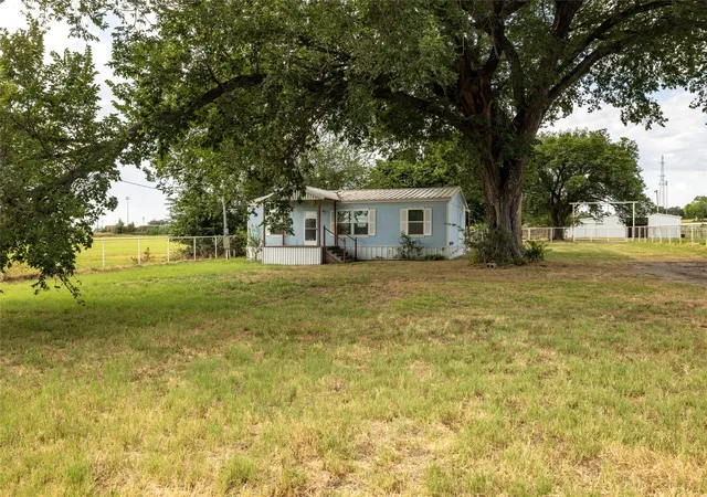 Photo 4 of Manufactured home for sale at 207 Lazy B Ln, Springtown, TX 76082 | MLS# 20708932 | Listing updated on 2026-10-01