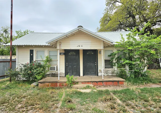 Homes for sale in Bangs, TX | 704 S 2nd St, Bangs, TX 76823 | MLS# 20715141
