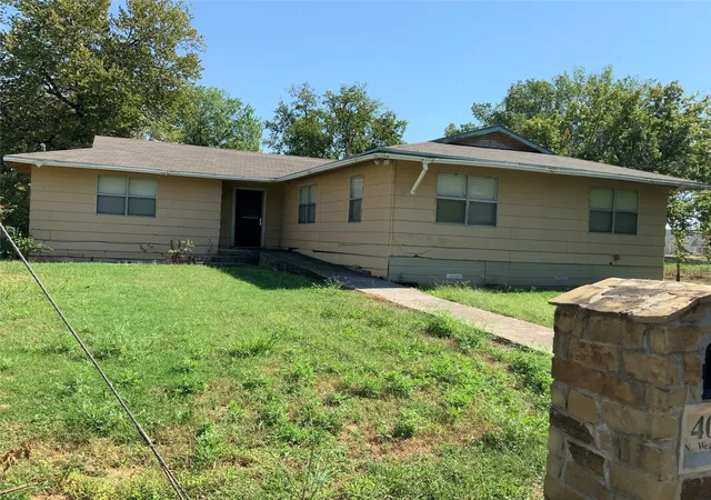 Photo 1 of Single family home for sale at 400 N Weaver St, Gainesville, TX 76240 | MLS# 20761032 | Listing updated on 2026-08-22