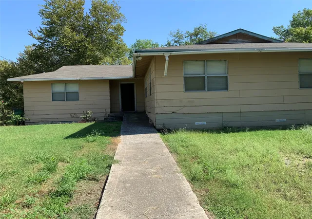 Photo 2 of Single family home for sale at 400 N Weaver St, Gainesville, TX 76240 | MLS# 20761032 | Listing updated on 2026-08-22