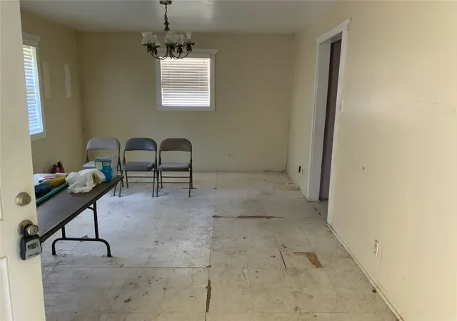 Photo 3 of Single family home for sale at 400 N Weaver St, Gainesville, TX 76240 | MLS# 20761032 | Listing updated on 2026-08-22