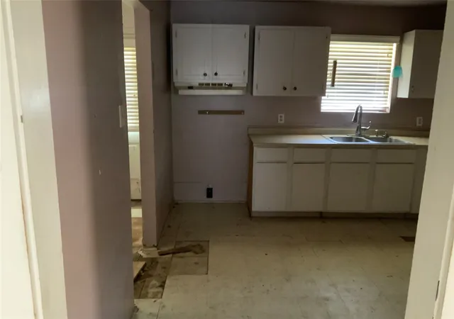 Photo 3 of Single family home for sale at 400 N Weaver St, Gainesville, TX 76240 | MLS# 20761032 | Listing updated on 2026-08-22