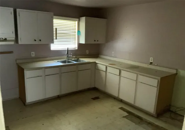 Photo 4 of Single family home for sale at 400 N Weaver St, Gainesville, TX 76240 | MLS# 20761032 | Listing updated on 2026-08-22
