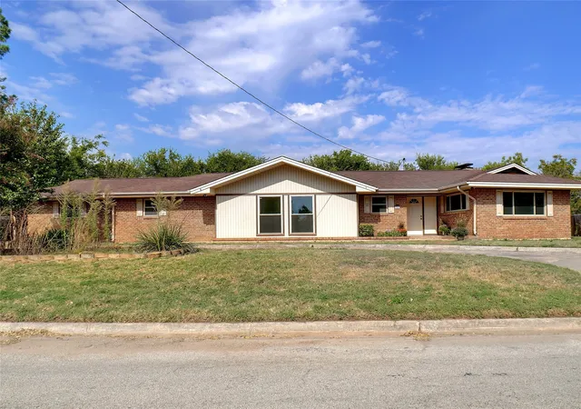 Photo 1 of Single family home for sale at 900 Roberts St, Bowie, TX 76230 | MLS# 20771878 | Listing updated on 2026-08-20
