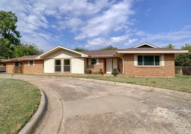 Photo 2 of Single family home for sale at 900 Roberts St, Bowie, TX 76230 | MLS# 20771878 | Listing updated on 2026-08-20
