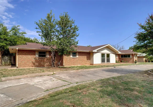 Photo 3 of Single family home for sale at 900 Roberts St, Bowie, TX 76230 | MLS# 20771878 | Listing updated on 2026-08-20