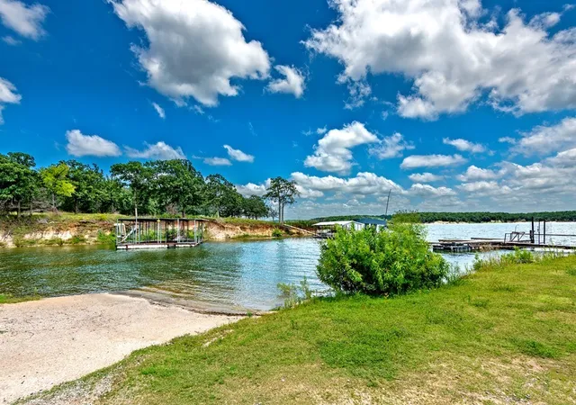 Photo 2 of Single family home for sale at 326 Glomin Ln, Pottsboro, TX 75076 | MLS# 20789622 | Listing updated on 2026-09-02