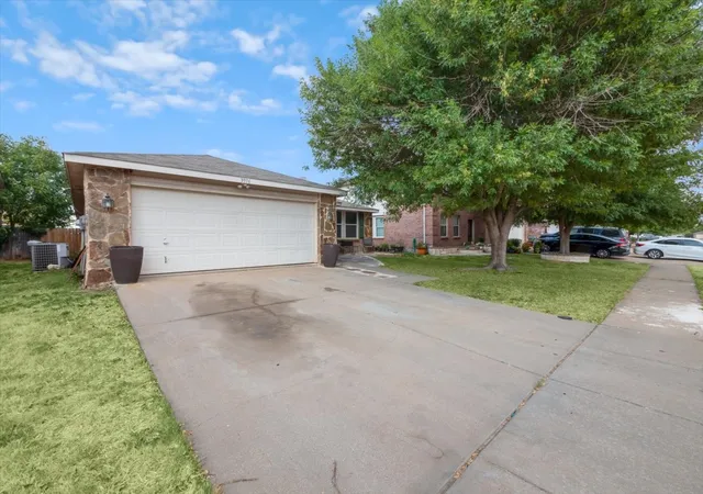 Photo 3 of Single family home for sale at 3916 Irish Setter Dr, Fort Worth, TX 76123 | MLS# 20822617 | Listing updated on 2026-08-29