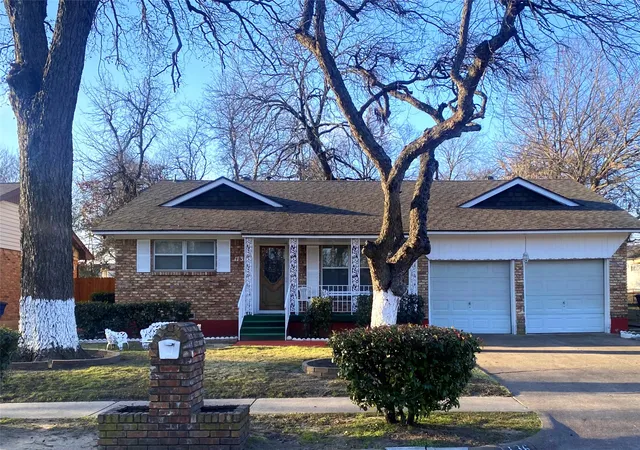 Photo 1 of Single family home for sale at 1136 E Five Mile Pkwy, Dallas, TX 75216 | MLS# 20820256 | Listing updated on 2026-08-31