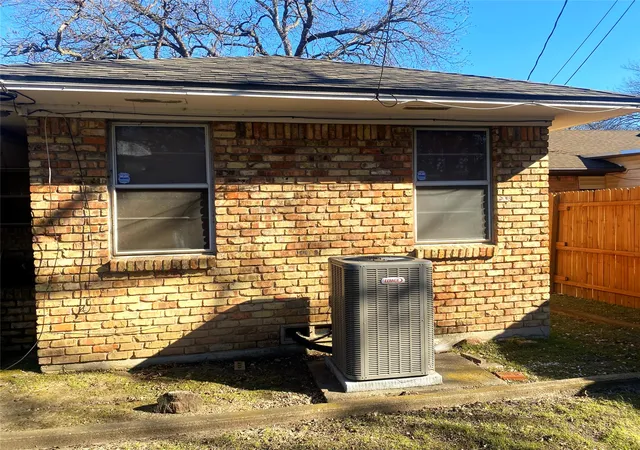 Homes for sale in Dallas, TX | 1136 E Five Mile Pkwy, Dallas, TX 75216 | MLS# 20820256