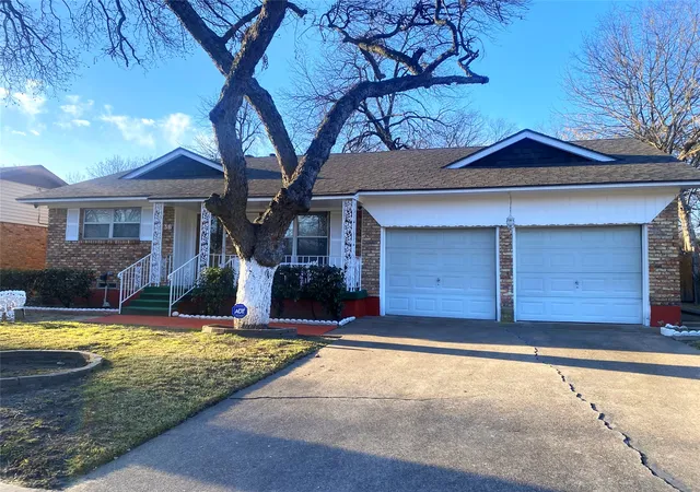 Photo 3 of Single family home for sale at 1136 E Five Mile Pkwy, Dallas, TX 75216 | MLS# 20820256 | Listing updated on 2026-08-31