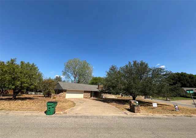Photo 2 of Single family home for sale at 1405 N Prairie Wind Blvd, Stephenville, TX 76401 | MLS# 20813306 | Listing updated on 2026-10-01