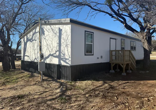 Photo 2 of Sale Pending at 3501 Lake Granbury Dr, Granbury, TX 76048 | MLS# 20833668 | Listing updated on 2026-08-26