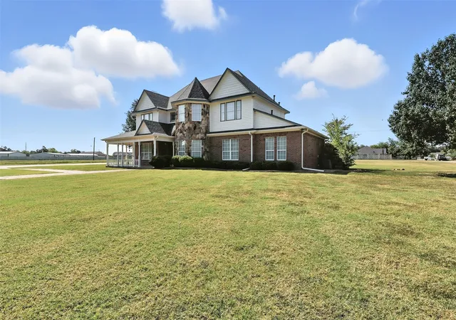 Photo 2 of Single family home for sale at 902 Booker St, Sulphur Springs, TX 75482 | MLS# 20836599 | Listing updated on 2026-08-26