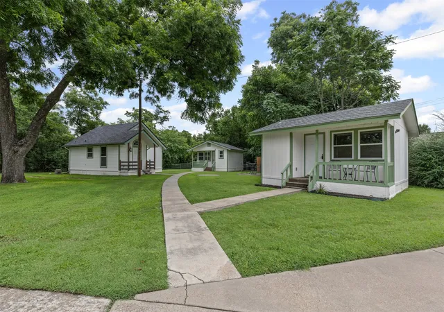 Homes for sale in Granbury, TX | 512 N Travis St, Granbury, TX 76048 | MLS# 20839061