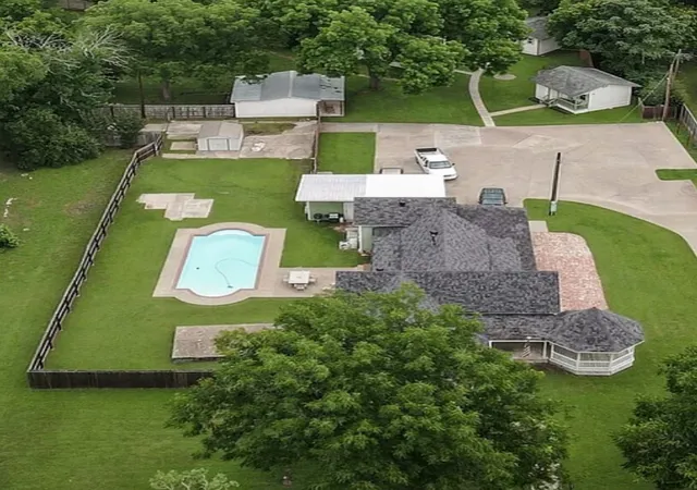 Homes for sale in Granbury, TX | 512 N Travis St, Granbury, TX 76048 | MLS# 20839061