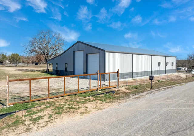 Homes for sale in Tolar, TX | 7703 Prairie Creek Ln, Tolar, TX 76476 | MLS# 20843605