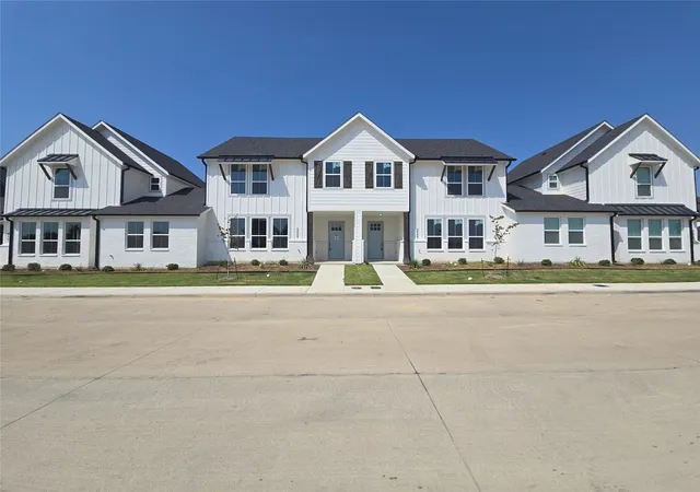 Photo 2 of Townhouse for sale at 9569 Thorncrown Ln, Fort Worth, TX 76179 | MLS# 20866178 | Listing updated on 2026-10-07