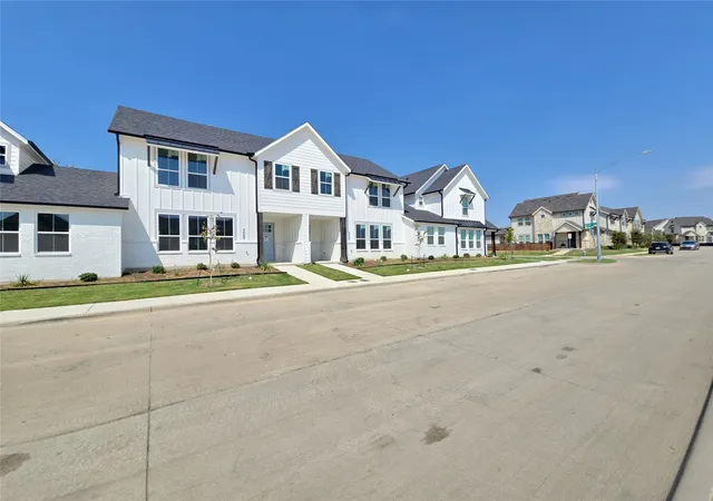 Photo 3 of Townhouse for sale at 9569 Thorncrown Ln, Fort Worth, TX 76179 | MLS# 20866178 | Listing updated on 2026-10-07