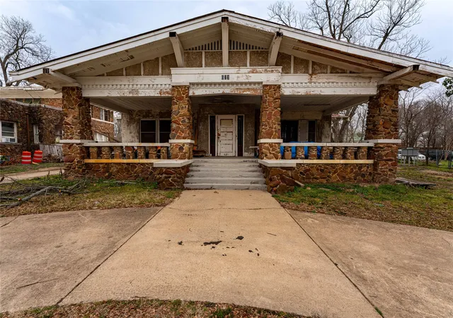 Photo 1 of Sale Pending at 621 S Main St, Paris, TX 75460 | MLS# 20867420 | Listing updated on 2026-07-07