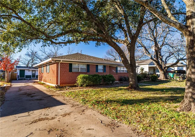 Homes for sale in Mc Gregor, TX | 1312 W 3Rd St, Mc Gregor, TX 76657 | MLS# 227823