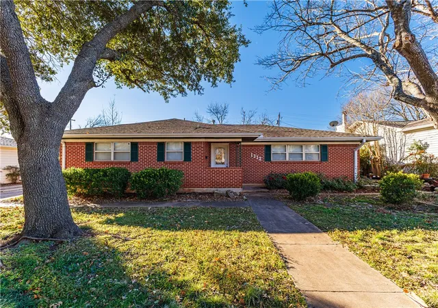 Homes for sale in Mc Gregor, TX | 1312 W 3Rd St, Mc Gregor, TX 76657 | MLS# 227823