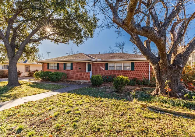 Homes for sale in Mc Gregor, TX | 1312 W 3Rd St, Mc Gregor, TX 76657 | MLS# 227823