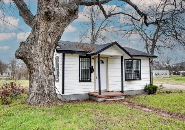 Photo 3 of Single family home for sale at 1001 Calhoun Ave, Waco, TX 76704 | MLS# 228121 | Listing updated on 2026-07-27