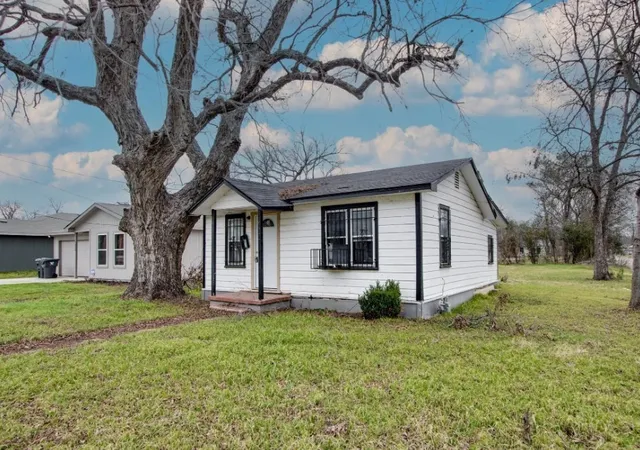 Photo 3 of Single family home for sale at 1001 Calhoun Ave, Waco, TX 76704 | MLS# 228121 | Listing updated on 2026-07-27
