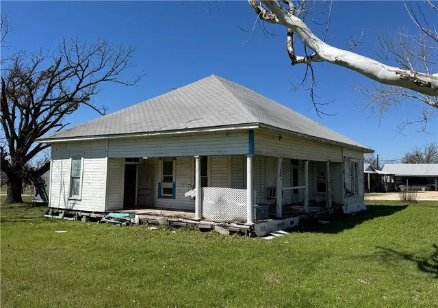 Photo 1 of Single family home for sale at 320 N 5th St, Lott, TX 76656 | MLS# 229177 | Listing updated on 2026-09-16