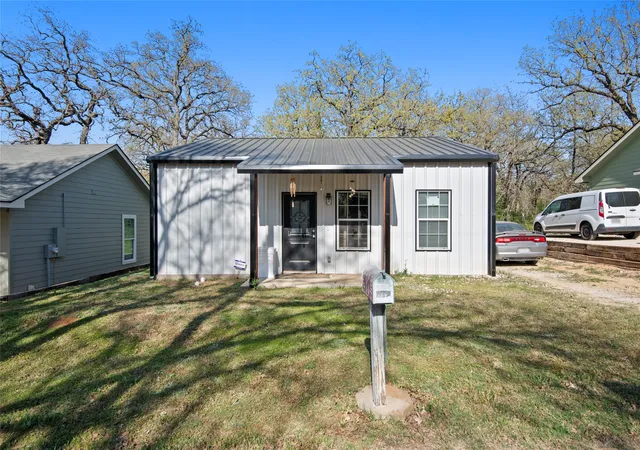 Photo 3 of Single family home for sale at 63 Live Oak St, Alvarado, TX 76009 | MLS# 20885689 | Listing updated on 2026-10-05
