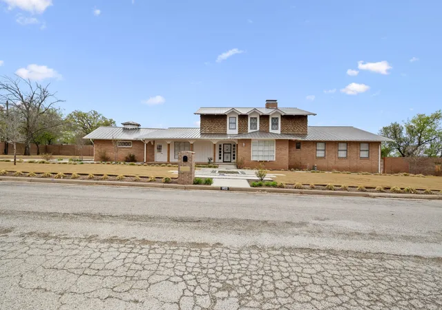 Photo 1 of Single family home for sale at 803 Lakeview Dr, Mineral Wells, TX 76067 | MLS# 20883198 | Listing updated on 2026-10-02