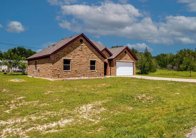 Photo 3 of Single family home for sale at 3024 Red Oak Dr, Granbury, TX 76048 | MLS# 20886607 | Listing updated on 2026-09-17