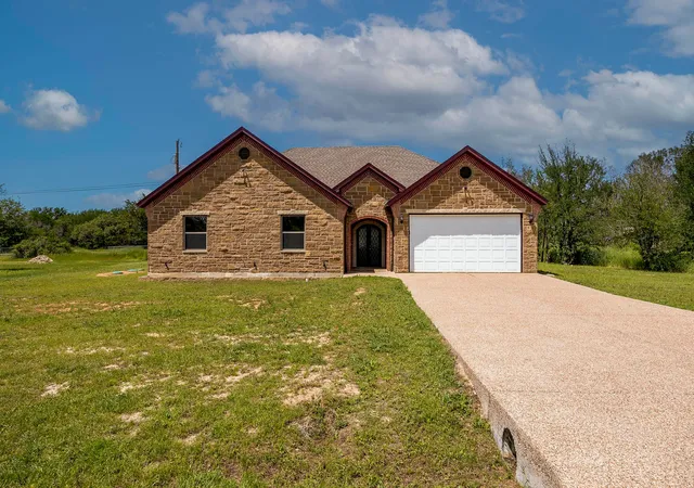 Photo 3 of Single family home for sale at 3024 Red Oak Dr, Granbury, TX 76048 | MLS# 20886607 | Listing updated on 2026-09-17