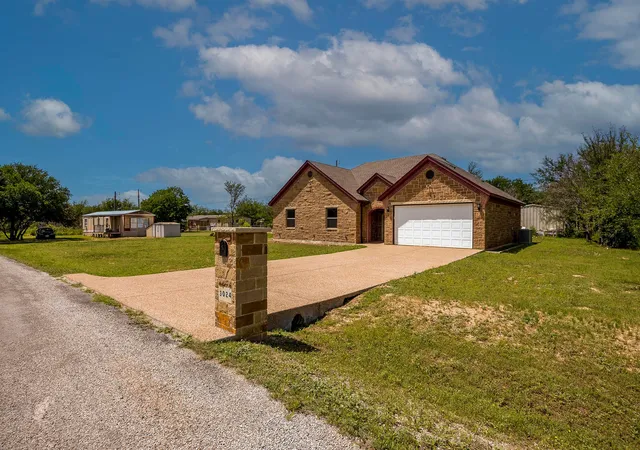 Photo 4 of Single family home for sale at 3024 Red Oak Dr, Granbury, TX 76048 | MLS# 20886607 | Listing updated on 2026-09-17
