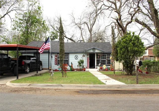 Photo 2 of Single family home for sale at 1090 N Race St, Stephenville, TX 76401 | MLS# 20887648 | Listing updated on 2026-10-06