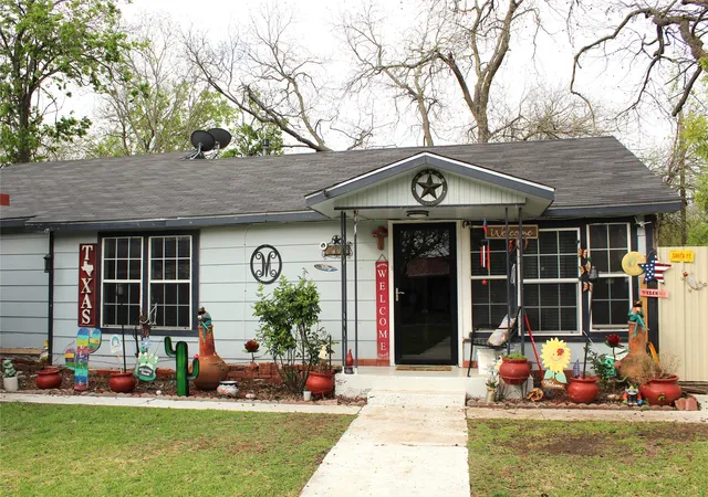 Photo 3 of Single family home for sale at 1090 N Race St, Stephenville, TX 76401 | MLS# 20887648 | Listing updated on 2026-10-06