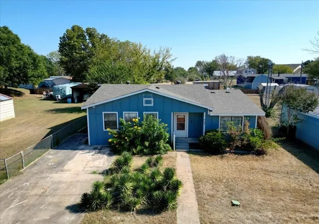 Homes for sale in Gainesville, TX | 33 Park Ln, Gainesville, TX 76240 | MLS# 20932292