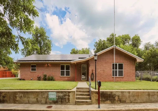 Homes for sale in Comanche, TX | 405 W Neely Ave, Comanche, TX 76442 | MLS# 20934881