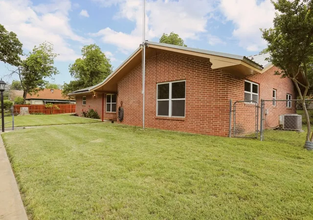 Homes for sale in Comanche, TX | 405 W Neely Ave, Comanche, TX 76442 | MLS# 20934881