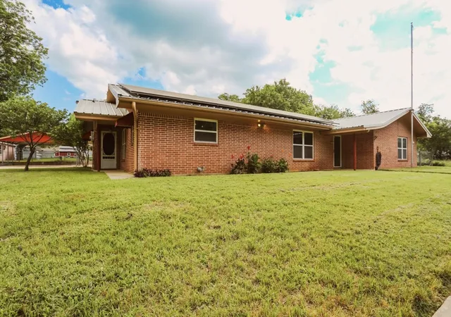 Homes for sale in Comanche, TX | 405 W Neely Ave, Comanche, TX 76442 | MLS# 20934881