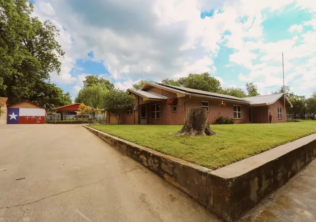 Homes for sale in Comanche, TX | 405 W Neely Ave, Comanche, TX 76442 | MLS# 20934881