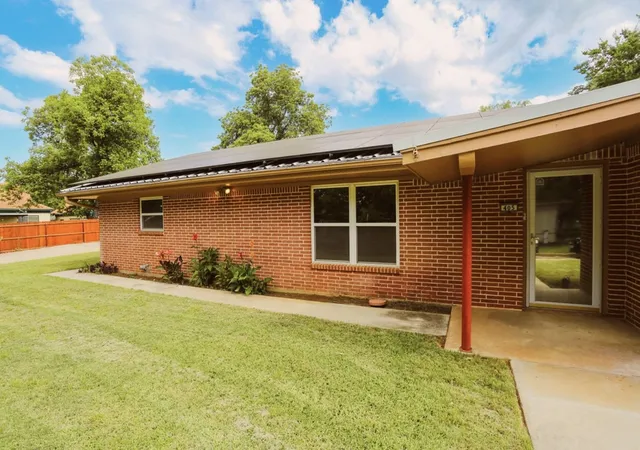 Homes for sale in Comanche, TX | 405 W Neely Ave, Comanche, TX 76442 | MLS# 20934881