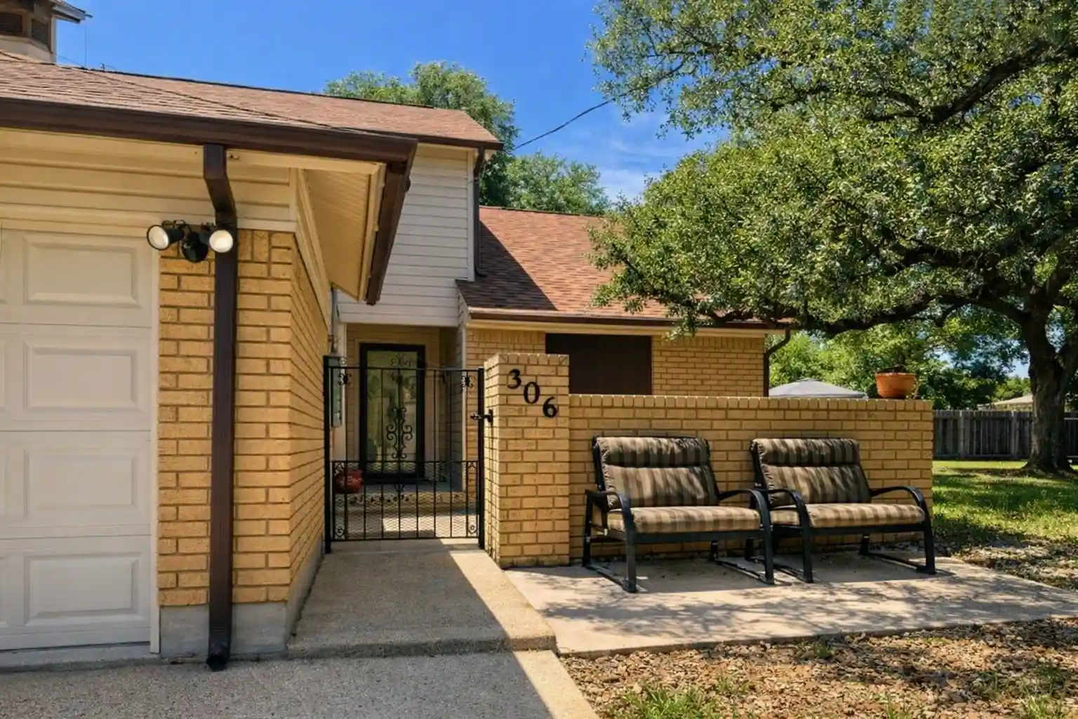Photo 1 of Townhouse for sale at 306 S Arnold St, Lampasas, TX 76550 | MLS# 20936465 | Listing updated on 2026-10-21