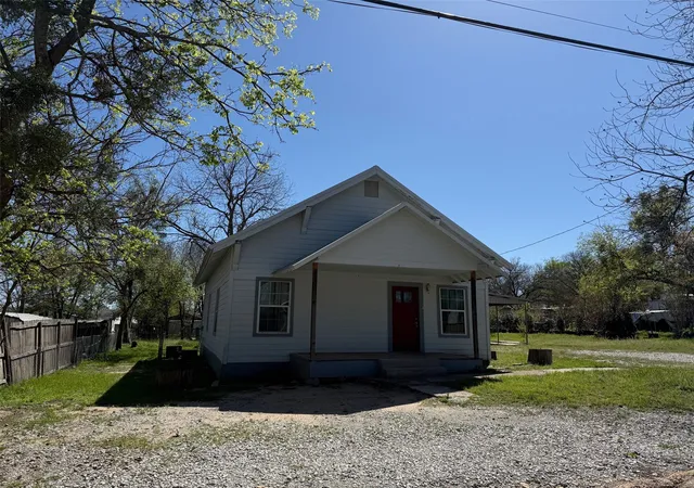 Homes for sale in Comanche, TX | 602 W Walcott Ave, Comanche, TX 76442 | MLS# 20945596